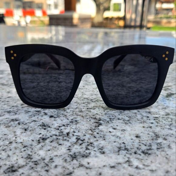 I-SEA Women's Sunglasses - Waverly MATTE BLACK / SMOKE POLARIZED LENS - Picture 5 of 11